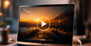 Equipe assistindo vídeo sobre como motivar sua equipe com vídeos